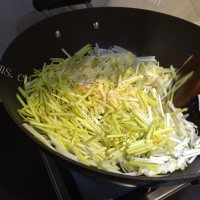家常菜蒜黄炒鸡蛋做法图解4)