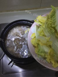 鲜香美味的肉丝虾仁粉丝煲做法图解5)