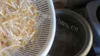 凉拌绿豆芽做法图解1)