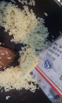 家常熏肠蛋炒饭做法图解4)