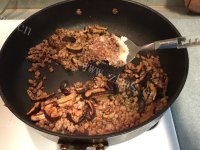 营养的麻油香菇肉粥做法图解9)