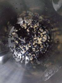 美味早餐黑米豆浆做法图解4)