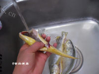 美味的干煎黄花鱼做法图解3)