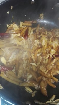 家常干锅土豆条做法图解6)