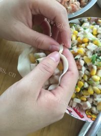 好吃的芋头玉米饺子做法图解2)