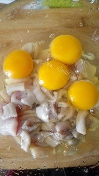 美味的大蛤炒鸡蛋做法图解3)