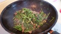 香菜炒牛肉做法图解10)
