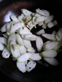美味的丝瓜虾皮鸡蛋汤做法图解6)