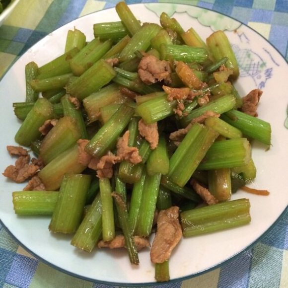 香气浓郁的芹菜炒肉