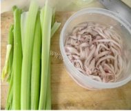 家常菜芹菜鱿鱼丝做法图解1)