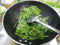 珍馐美味的韭菜炒绿豆芽的做法图解四