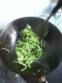 家常菜芹菜金针菇做法图解1)