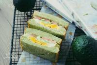 色泽鲜亮的牛油果三明治