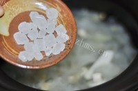 美味的川贝茯苓山药银耳羹做法图解4)