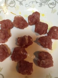 美味的紫菜肉丸汤做法图解2)