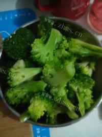 好吃的牛肉丸烩西兰花做法图解1)