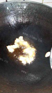 家常菜毛豆炒肉做法图解2)