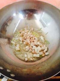 美味的香菇炸酱面做法图解4)
