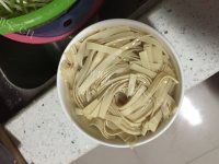 家常芹芽肉丝做法图解2)