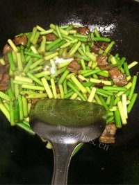 家常菜蒜薹炒肉做法图解7)