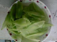 好吃不腻的肉片炒莴笋做法图解2)