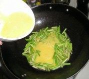 家常蒜薹炒鸡蛋做法图解5)