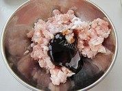 玉米粒炒肉泥做法图解1)