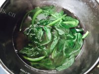 好吃的菠菜蛋黄瘦肉粥做法图解2)