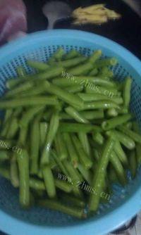 好吃不腻的猪肉炒豆角做法图解1)