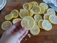香气浓郁的冰糖炖柠檬的做法图解二