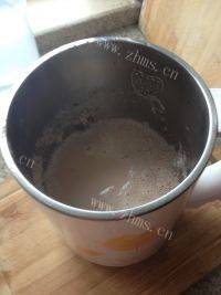 美味的香浓核桃豆浆做法图解4)
