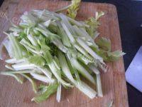 家常菜芹菜炒豆腐干做法图解2)