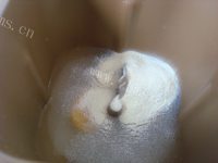 香甜双色松软面包做法图解2)