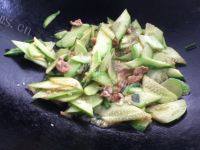 美味的孜然黄瓜炒肉片做法图解6)