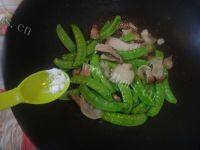 色泽不错的五花肉炒荷兰豆做法图解6)