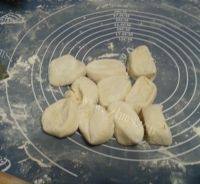 简易的芹菜肉包子做法图解12)