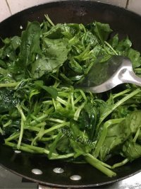 蒜蓉炒菠菜做法图解5)