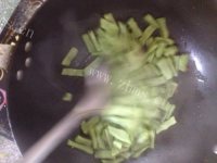 色香味俱全的干煸豆角做法图解4)
