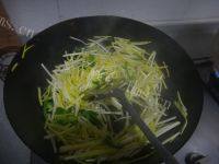 简单易做的韭黄炒肉丝做法图解8)