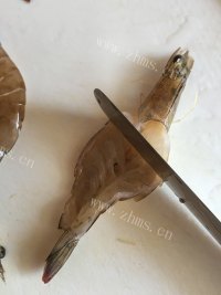 美味的蒜蓉粉丝蒸开背虾做法图解5)