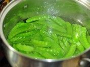 色味俱全的蚝油荷兰豆做法图解2)