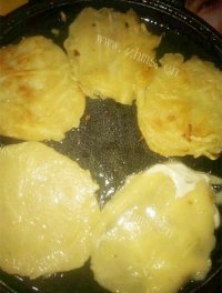 色泽鲜亮的土豆饼做法图解4)