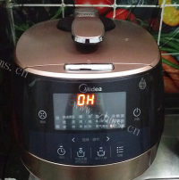 下饭必备的烤笋鸭肉火腿煲做法图解10)
