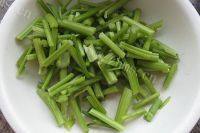 美味的芹菜炒土豆丝做法图解2)
