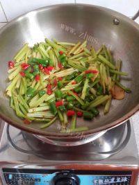 家常菜芹菜炒肉片做法图解7)
