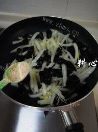 营养黑木耳炒大白菜梗做法图解11)