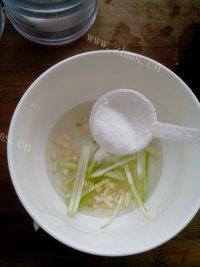 易做的金针菇拌黄瓜做法图解7)