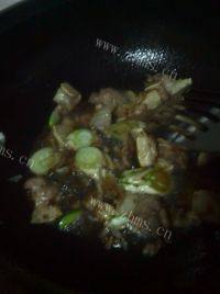 土豆豆角炖肉做法图解5)