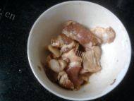 香糯的花菜炒肉片做法图解2)
