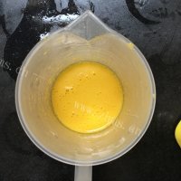 美味的双色慕斯流心蛋糕做法图解8)